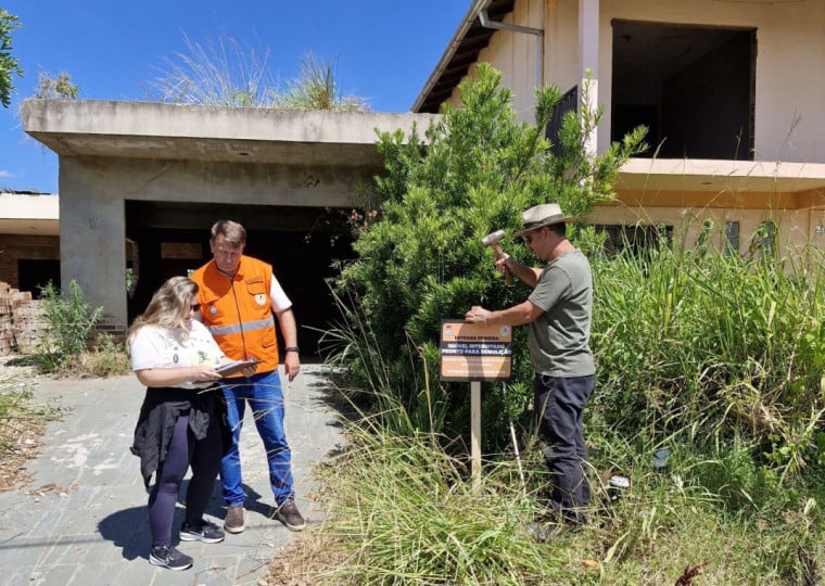 Servi&ccedil;os s&atilde;o realizados com horas-m&aacute;quina