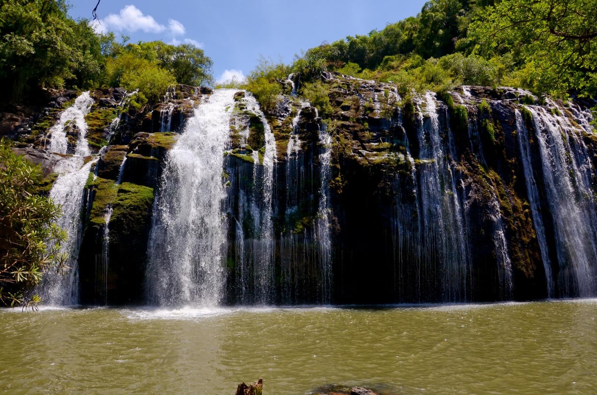 A Cascata da Pedra Grande tem 15 metros de alturas e uma piscina em sua base | cascatadapedragrandeoficial/Reprodu&ccedil;&atilde;o/Cidades