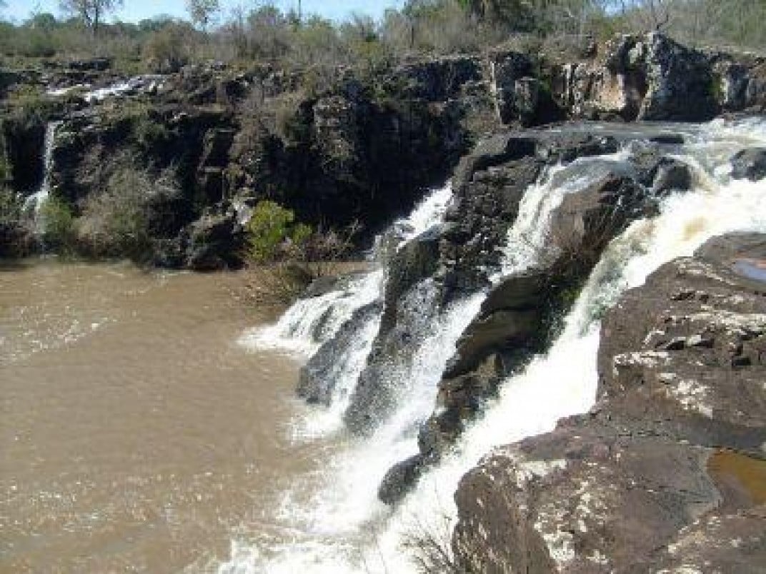 A cachoeira &eacute; considerada um anel de pedra com v&aacute;rias quedas de &aacute;gua | Prefeitura Municipal de Itacurubi/Divulga&ccedil;&atilde;o/Cidades