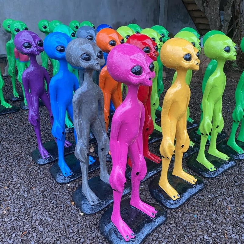 Os alien&iacute;genas est&atilde;o dispon&iacute;veis em diferentes cores e tamanhos<br />Foto: VEDOVATTO ARTEFATOS DE CIMENTO/REPRODU&Ccedil;&Atilde;O/JC