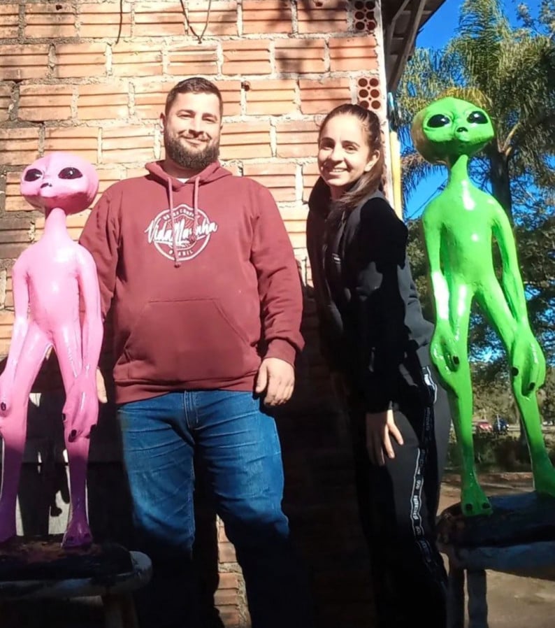 Gean e Juliane com o primeiro casal de ETs confeccionado<br />Foto: Juliane Vedovatto/Divulga&ccedil;&atilde;o/JC