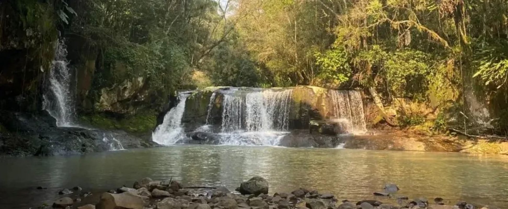 A Cascata da Col&ocirc;nia Monge fica junto a uma piscina natural | acampamento e lazer/Reprodu&ccedil;&atilde;o/Cidades