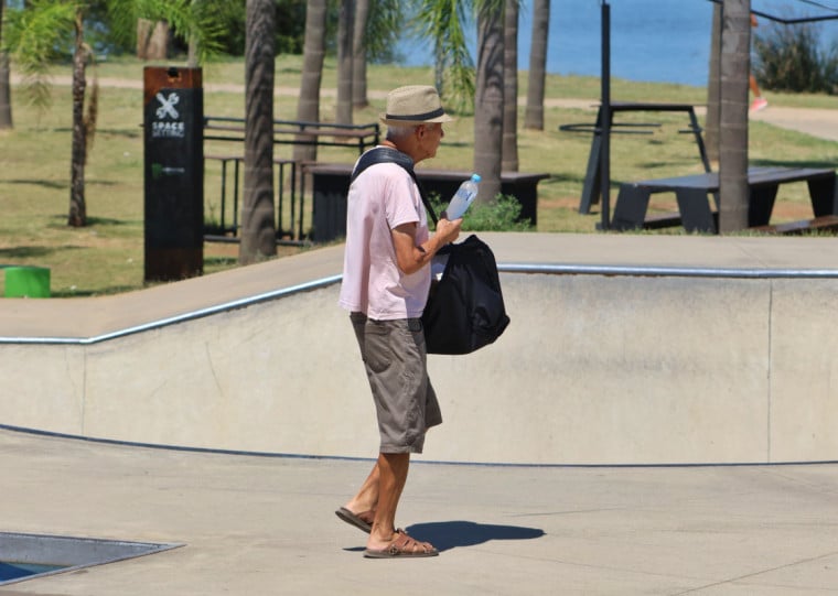 Recomendação é de que as pessoas se hidratem mesmo sem sede