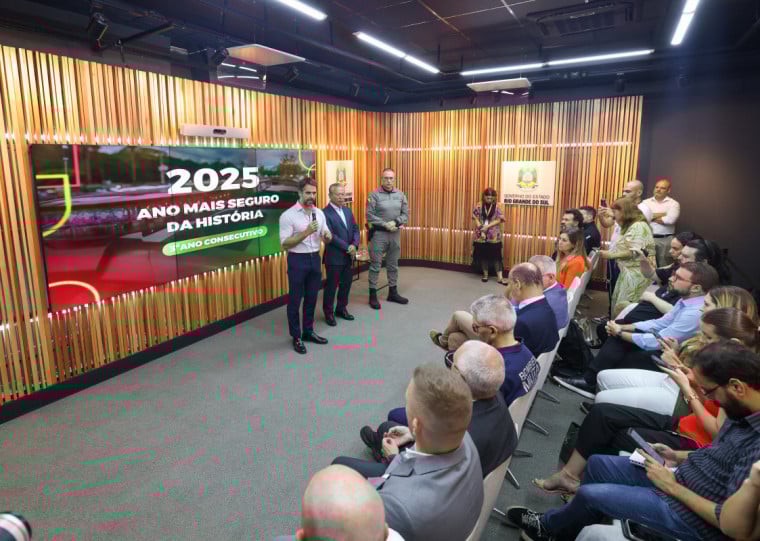 O governador Eduardo Leite, o secretário de Segurança, Mário Ikeda, e o comandante-geral da Brigada Militar, Coronel Cláudio Feoli, apresentaram dados relacionados à criminalidade à imprensa, no Palácio Piratini