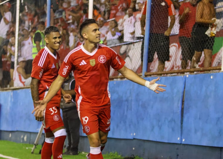 Borré marcou dois dos quatro gols da vitória Alvirrubra