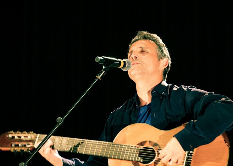 Can&ccedil;&atilde;o in&eacute;dita chega &agrave;s plataformas nesta segunda-feira (19) e cruza mito, desejo, humor e soul brasileiro 
