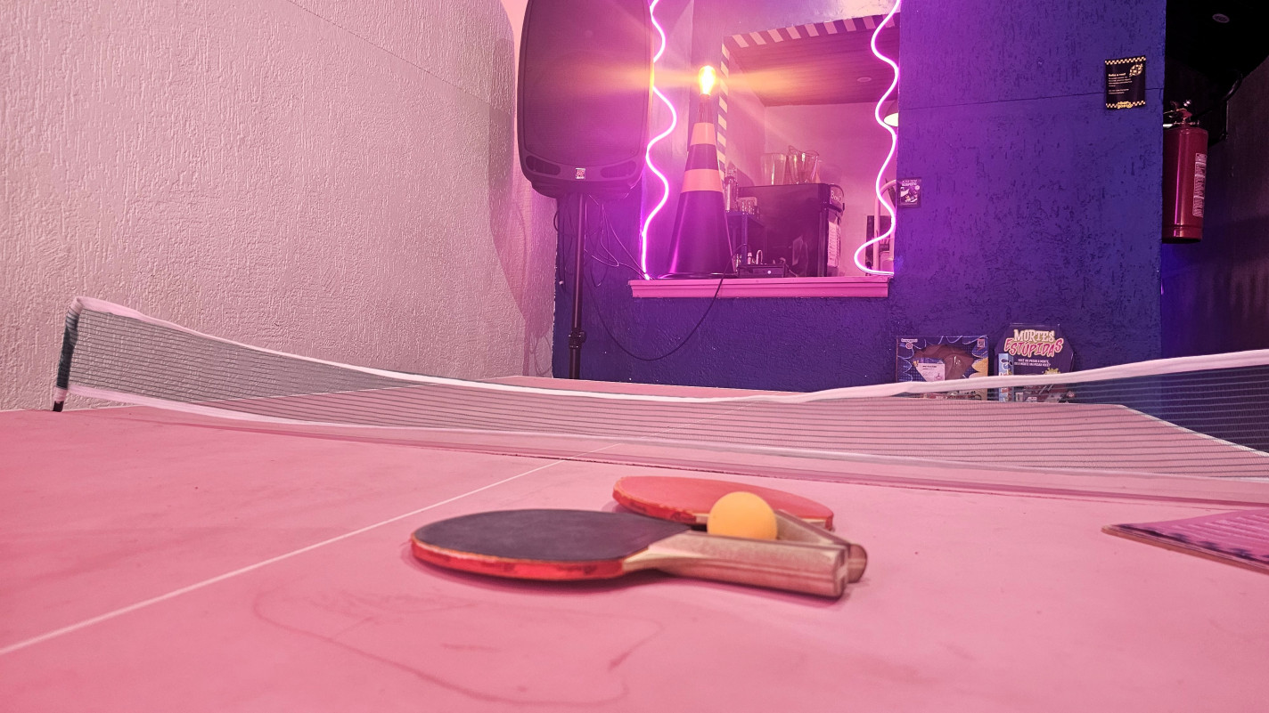 Pingue-pongue faz sucesso logo na entrada do bar | Gustavo Marchant/Especial/JC