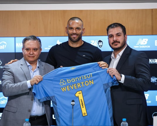 Weverton é apresentado no Grêmio e põe Fabio como exemplo no gol: 'Tenho lenha para queimar'