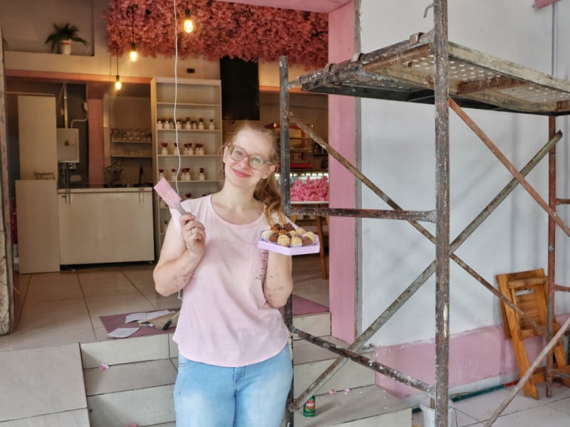 Liandra colocou a m&atilde;o na massa na obra de expans&atilde;o na CB<br />Foto: DANI BARCELLOS/ESPECIAL