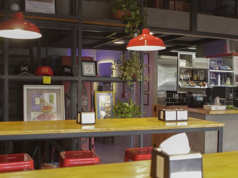 A loja de esquina passou por uma reestrutura&ccedil;&atilde;o completa, incluindo a mudan&ccedil;a de local da cozinha<br />Foto: FABIOLA CORREA/JC