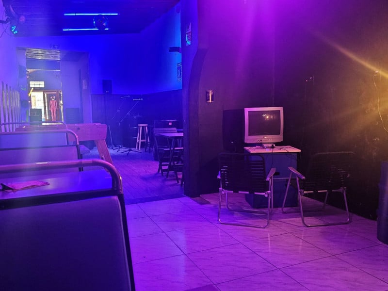 Bancos de &ocirc;nibus e cadeiras "namoradeiras" ficam ao fundo bar, gerando um tom mais intimista<br />Foto: Gustavo Marchant/Especial/JC