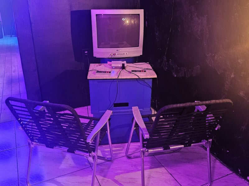 Nintendo plugado em uma TV de tubo evoca a nostalgia da clientela<br />Foto: Gustavo Marchant/Especial/JC