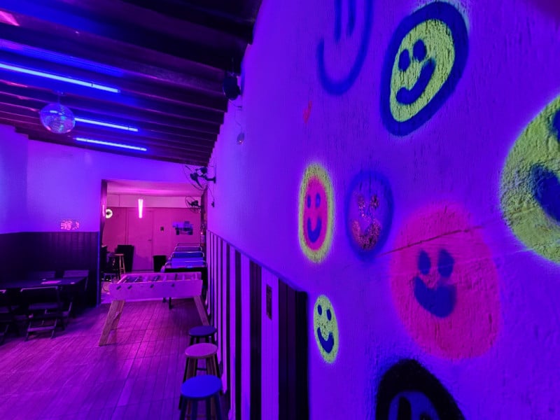 Decora&ccedil;&atilde;o &eacute; inspirada na MTV e na est&eacute;tica dos anos 2000<br />Foto: Gustavo Marchant/Especial/JC