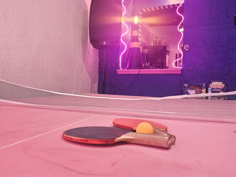 Pingue-pongue faz sucesso logo na entrada do bar<br />Foto: Gustavo Marchant/Especial/JC