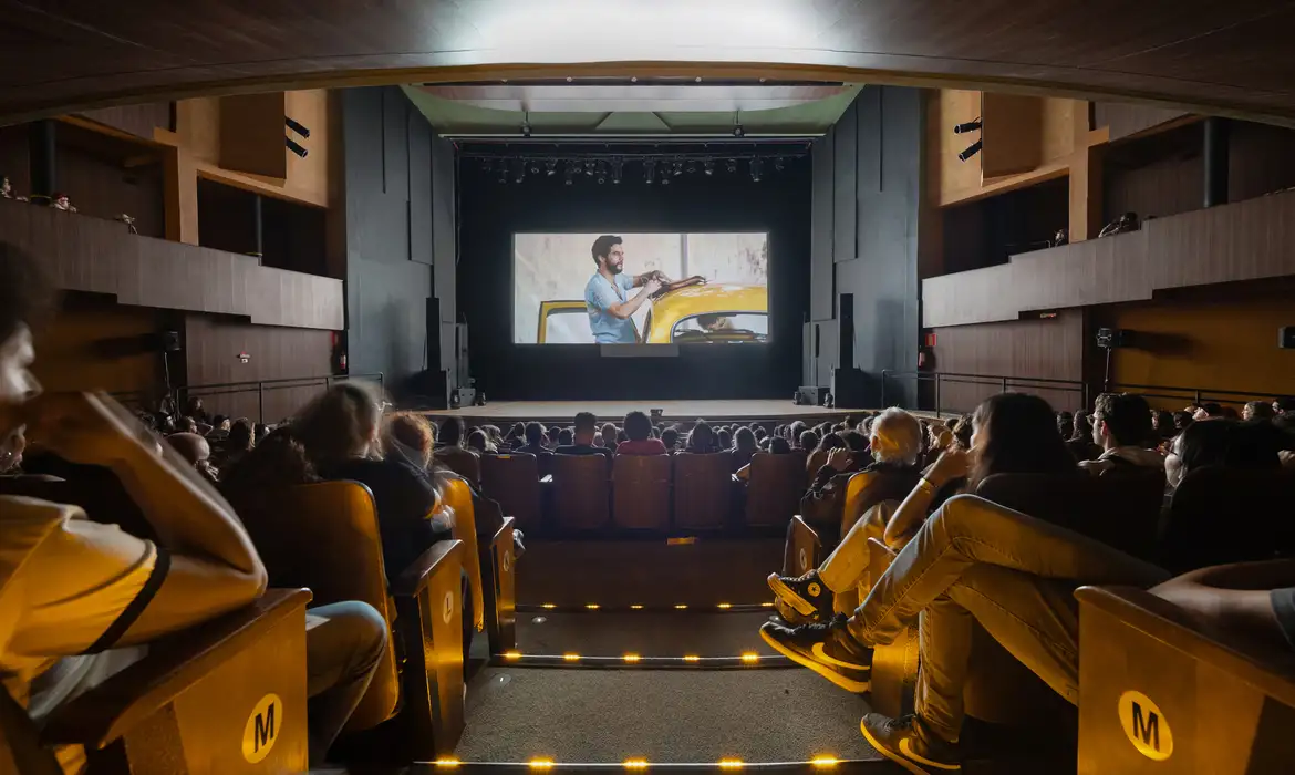 O Agente Secreto está em 320 salas de cinema no Brasil desde esta quinta-feira (15)