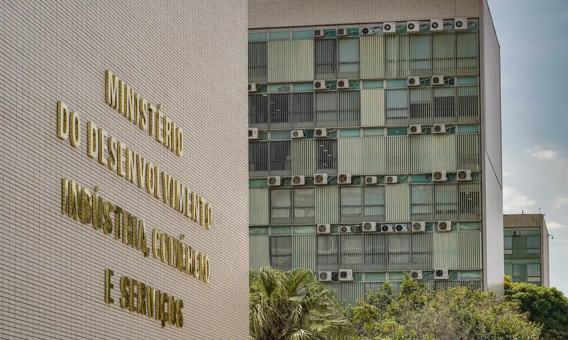 Disponível desde ontem na internet, o painel permite a visualização das informações por unidade da federação, setores e produtos.