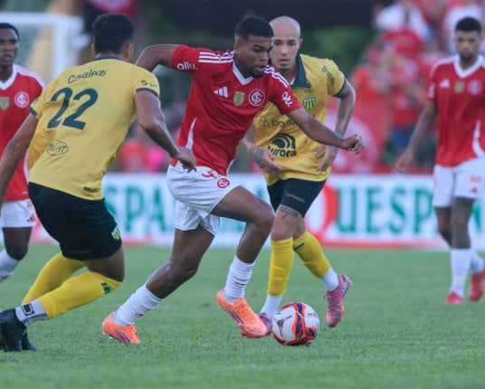 Inter perde para o Ypiranga de virada e amarga primeira derrota no Gauchão