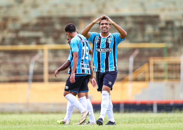 Com dois gols do atacante João Bourne, Grêmio bate Ceará e está nas semifinais da Copinha