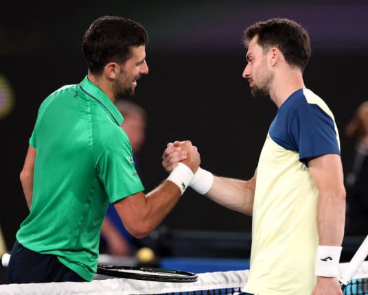 Djokovic supera Martinez no Australian Open e alcança a marca de 100 vitórias