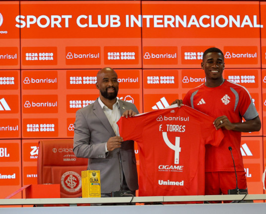Inter apresenta zagueiro Félix Torres para suprir saída de Vitão
