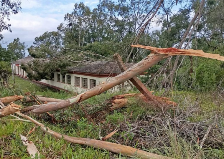 Segundo a Defesa Civil local, cerca de 10 casas tiveram os telhados danificados pela força do vento