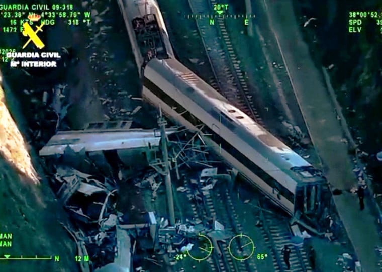 Trem fazia rota Málaga-Madri quando saiu dos trilhos e colidiu com uma composição que viajava de Madri para Huelva