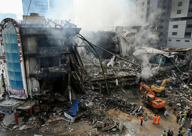 Segundo os bombeiros, a falta de ventilação fez com que uma fumaça espessa preenchesse o edifício