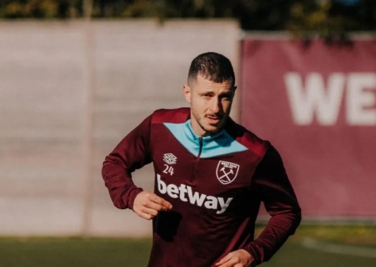 Jogador está fora dos planos do West Ham, mas ainda tenta se manter na Europa