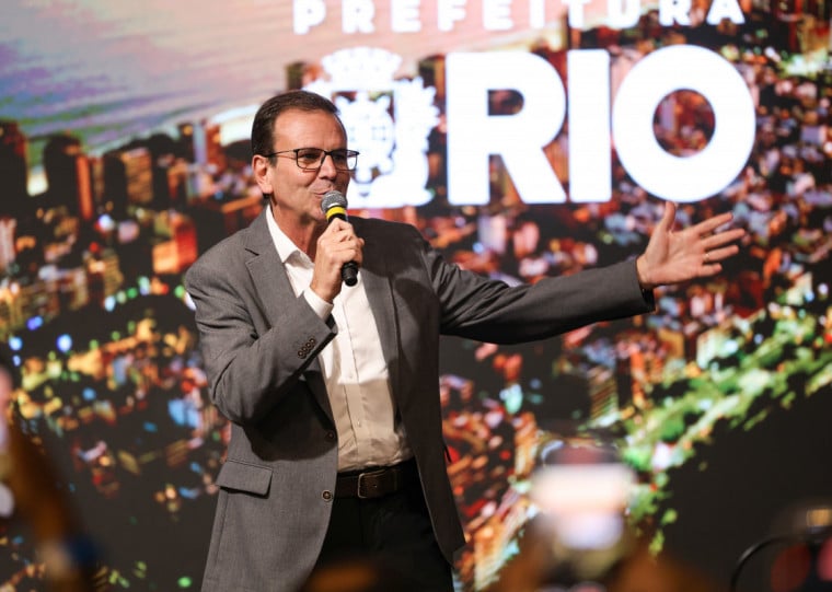 "Tenho ainda um prazo para me desincompatibilizar. Eu não pretendo fazer isso com tanta antecedência, mas vai chegando o momento", afirmou o prefeito do Rio de Janeiro, Eduardo Paes