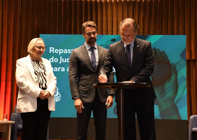 Eduardo Leite e Alberto Delgado Neto assinam acordo do repasse da verba à saúde