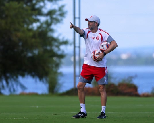 Na semana GreNal, Pezzolano esboça primeiro time titular do Inter na temporada