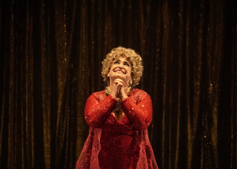 Grace Gianoukas assume o papel de Dercy Gonçalves em Nasci para ser Dercy, peça que aprofunda o olhar sobre ícone da cultura brasileira