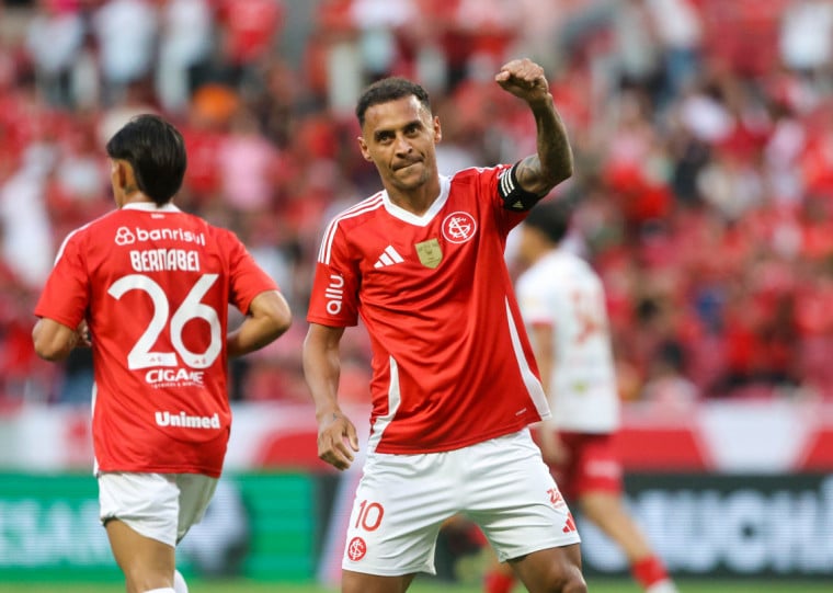 Alan Patrick foi autor de um dos gols da vitória colorada