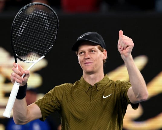 Sinner vence e encara algoz de João Fonseca no Australian Open; Djokovic avança e mira recorde
