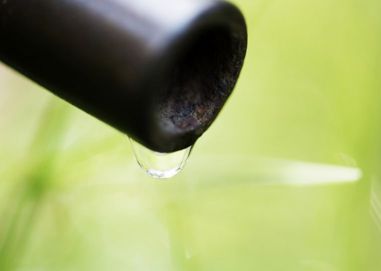 Com o avanço no fornecimento de água no ano passado, mais de 100 mil estudantes passaram a acessar esse direito. Em 2024, 179 mil não tinham acesso à água em 2.512 escolas públicas, número que caiu para 75 mil no ano passado