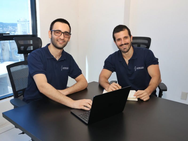 Matheus Budelon e Julio Milani de Lucena s&atilde;o s&oacute;cios da startup AlterVision, que ajuda o varejo f&iacute;sico a entender os movimentos de mercado<br />Foto: DANI BARCELLOS/ESPECIAL