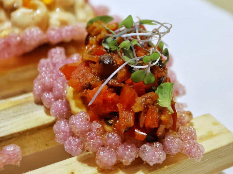 Bruschetta de gel&eacute;ia de tomate com bacon<br />Foto: DANI BARCELLOS/ESPECIAL