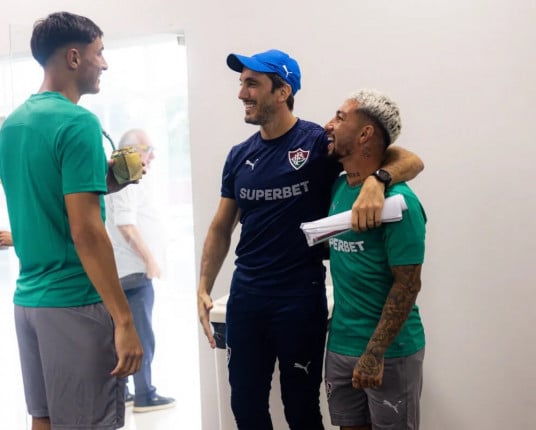 Zubeldía volta a comandar treino no Fluminense após procedimento no coração