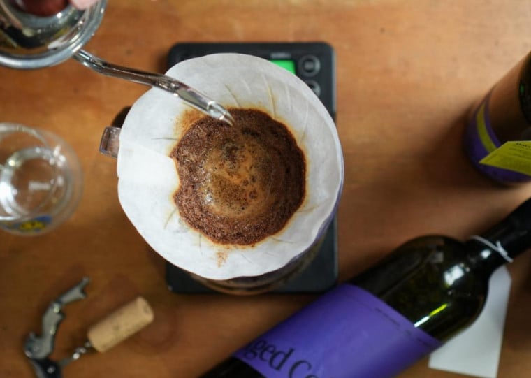 Grãos são levados para uma barrica de carvalho, por onde ficam durante 50 dias