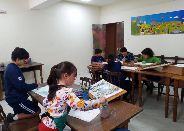 As atividades acontecem durante os meses de janeiro e fevereiro, ministradas pela artista e professora Anelore Schumann, do Ateliê dos Arteiros
