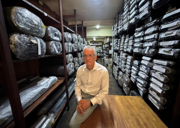 Martins, que segue o legado da marca fundada por um imigrante sírio, no mezanino onde estão peças importadas que eram muito requisitadas por alfaiates no passado