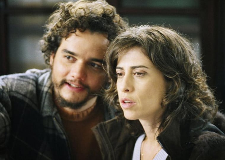 Filme protagonizado pelos dois atores vencedores do Globo de Ouro, Fernanda Torres e Wagner Moura, e poderá ser visto na telona este domingo, às 14h 