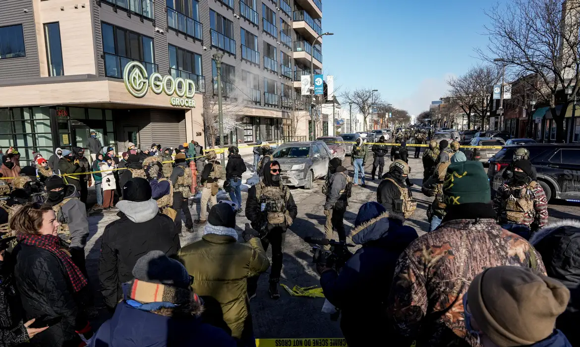 De acordo com o Departamento de Segurança Interna dos EUA, o homem estava armado com uma pistola semiautomática e dois carregadores