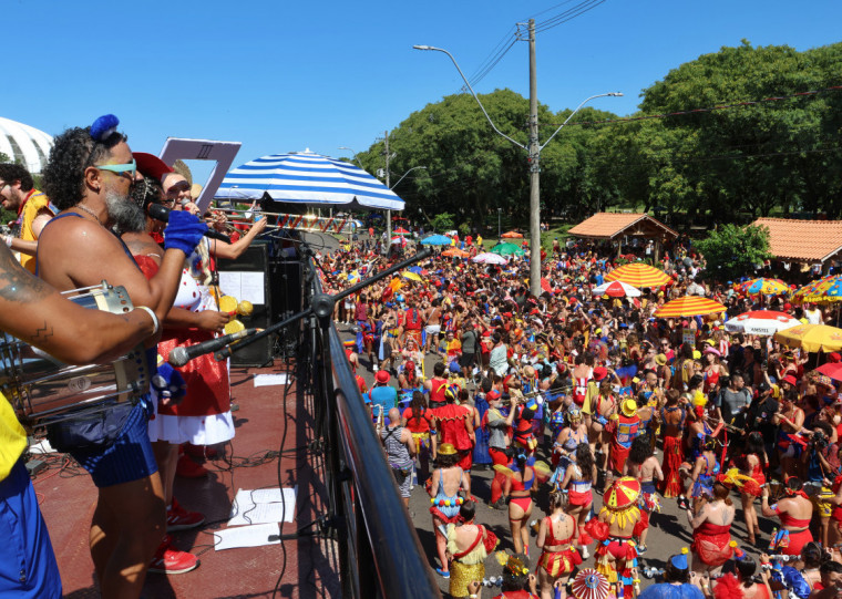Sa&iacute;da do trio el&eacute;trico do Bloco da Laje saiu por volta das 9h no Parque Marinha do Brasil
