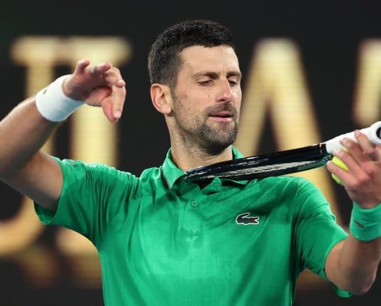 Djokovic atropela holandês e iguala recorde de Federer no Australian Open