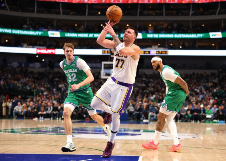 Luka Doncic atinge recorde de cestas e lidera vit&oacute;ria dos Lakers sobre Mavericks