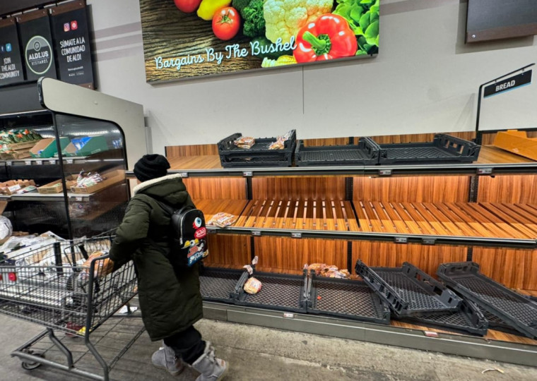 Prateleiras sem produtos marcam dias que antecederam a chegada de neve e muito frio