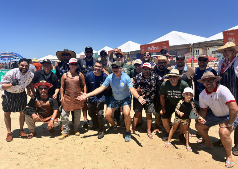 Luciano Leon, CEO do Paleta Atlântida, com 
os assadores do Camarote do Paleta 2026