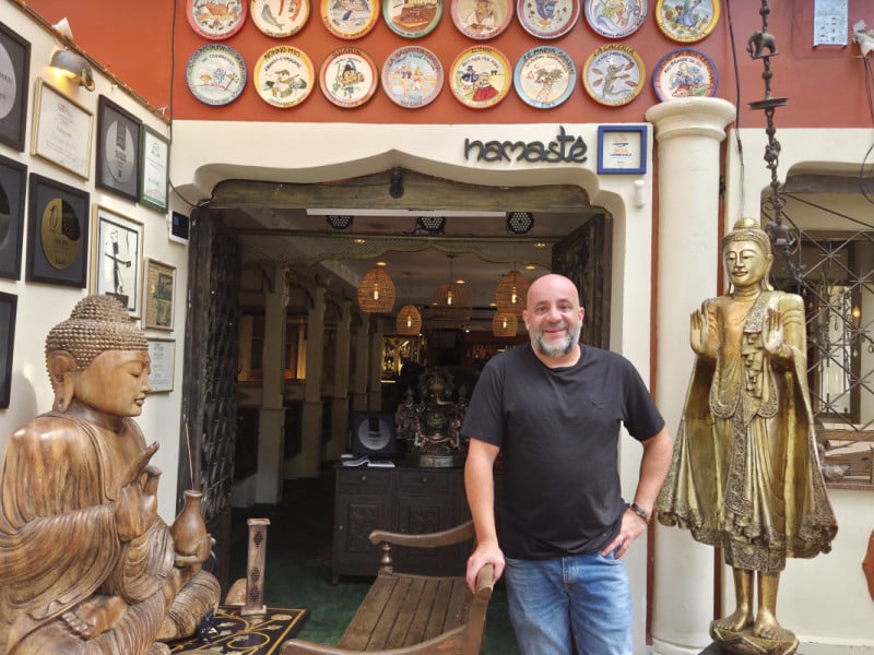 Chef Alexandre Sharin, propriet&aacute;rio do tradicional restaurante de culin&aacute;ria indiana em Porto Alegre