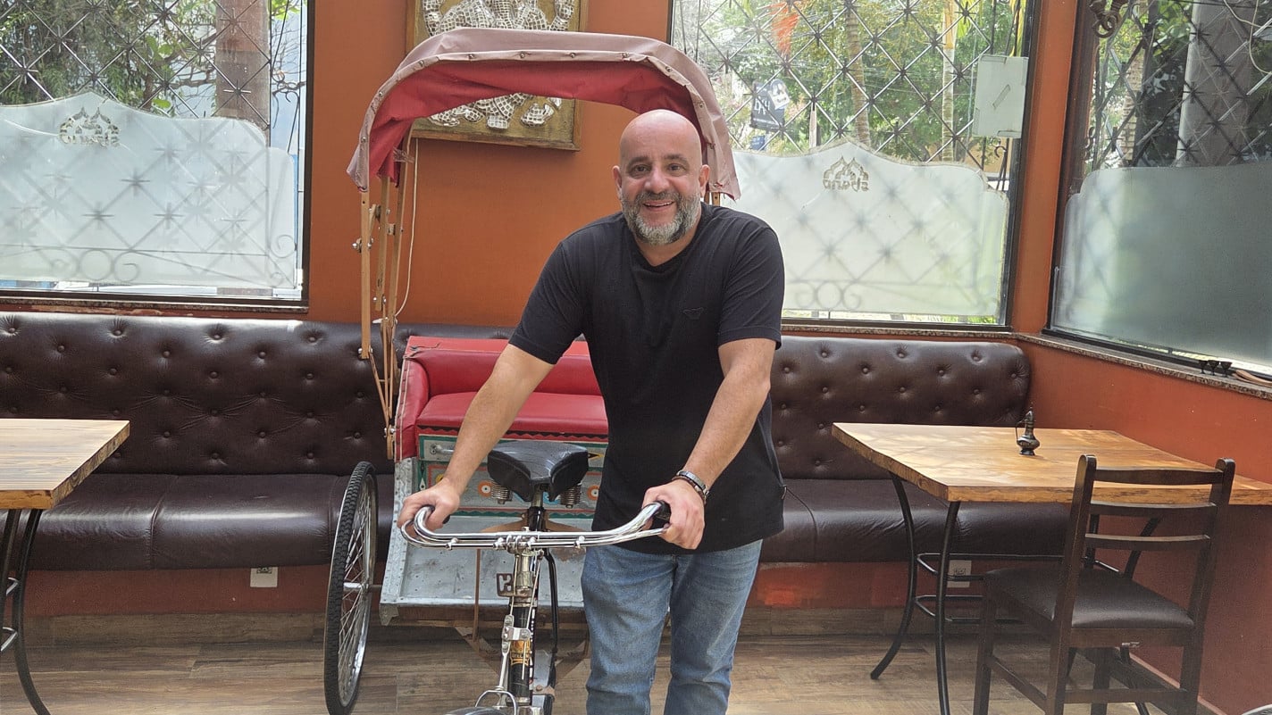 Para completar a ambienta&ccedil;&atilde;o, um tuk-tuk, ve&iacute;culo de tr&ecirc;s rodas t&iacute;pico da &Iacute;ndia  | Gustavo Marchant/Especial/JC